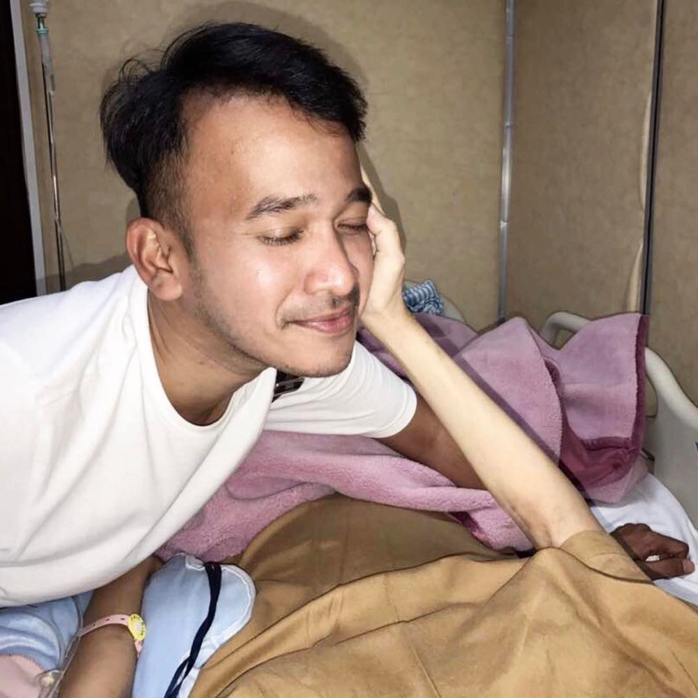 Potret tangan kurus Julia Perez sentuh pipi Ruben Onsu ini bikin haru