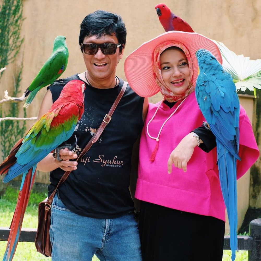Disebut Suami Tersabar Ini 10 Foto Kemesraan Ikang Fawzi Am