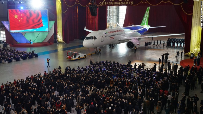 Pesawat komersil pertama buatan China ini sukses mengudara