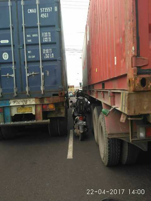 Cara pengendara motor salip truk ini menantang maut, jangan ditiru