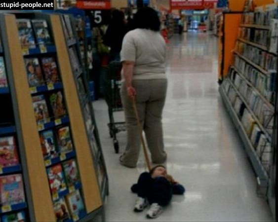 10 Cara momong anak yang malah bikin geli sendiri, kok gitu ya?