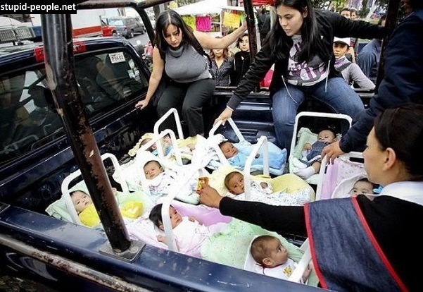 10 Cara momong anak yang malah bikin geli sendiri, kok gitu ya?