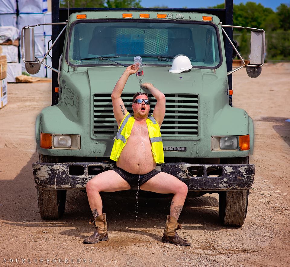 10 Foto suami berpose bak model wanita dewasa ini bikin nyengir geli