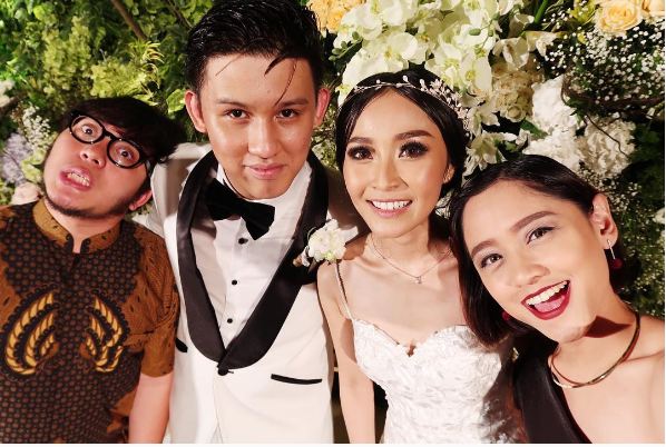 10 Foto meriahnya resepsi pernikahan Rinni & Jevin konsep garden party