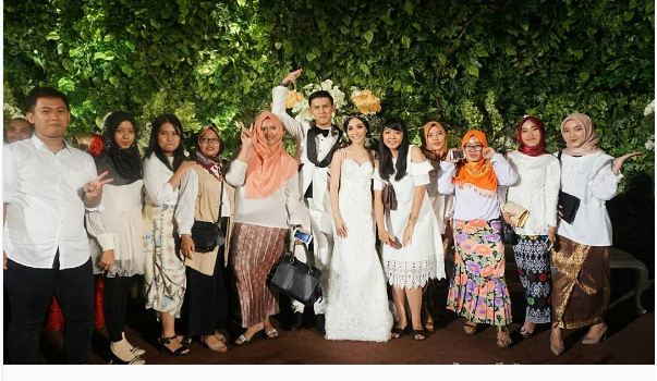 10 Foto meriahnya resepsi pernikahan Rinni & Jevin konsep garden party