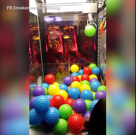 Nasib bocah yang bermain mesin bola ini benar-benar di luar dugaan