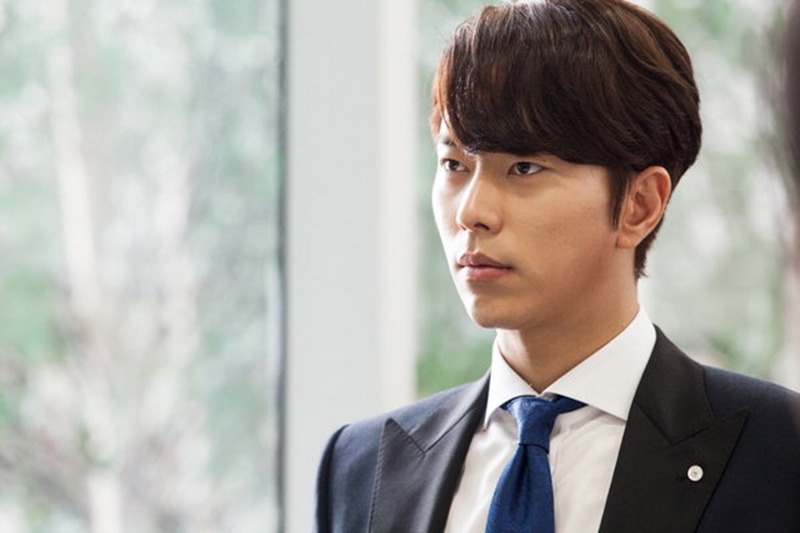 12 Foto Yun Hyunmin, detektif di K-Drama Tunnel yang bikin cewek baper