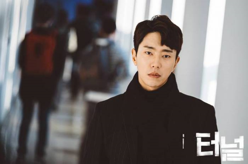 12 Foto Yun Hyunmin, detektif di K-Drama Tunnel yang bikin cewek baper