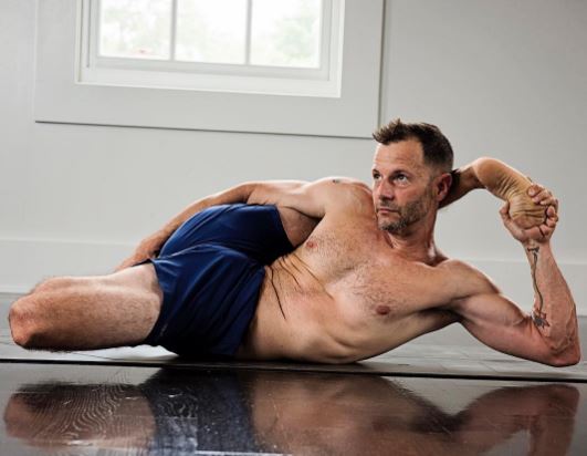 8 Instruktur yoga cowok ini penampilannya hot abis, bikin nggak fokus