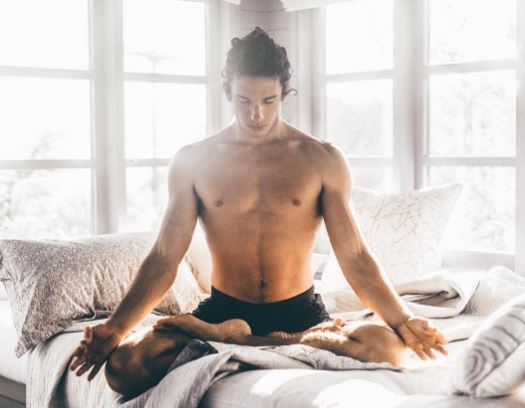 8 Instruktur yoga cowok ini penampilannya hot abis, bikin nggak fokus