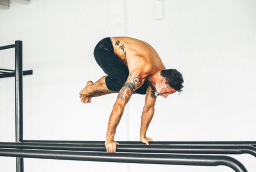 8 Instruktur yoga cowok ini penampilannya hot abis, bikin nggak fokus