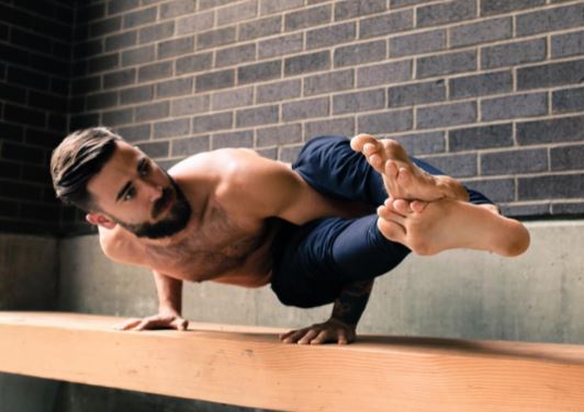 8 Instruktur yoga cowok ini penampilannya hot abis, bikin nggak fokus