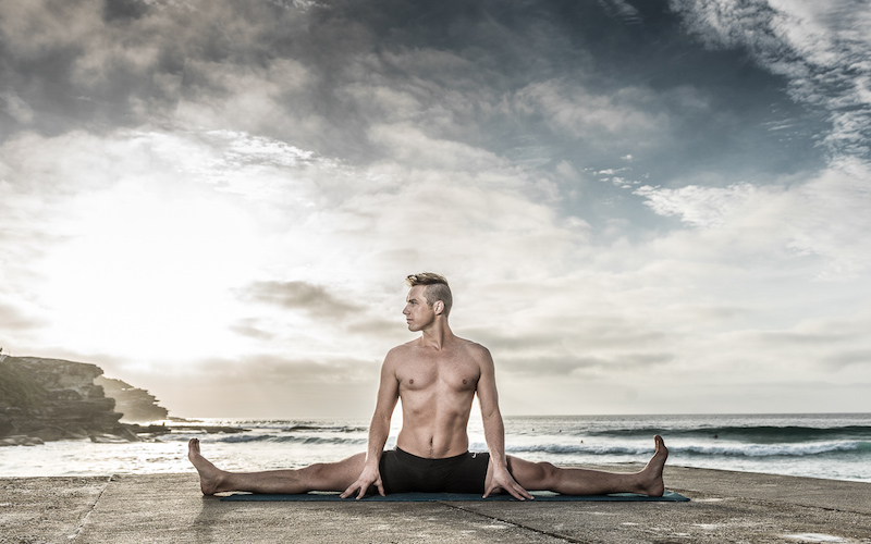 8 Instruktur yoga cowok ini penampilannya hot abis, bikin nggak fokus