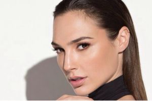 10 Gaya fashion ala Gal Gadot, si Wonder Woman yang anggun nan cantik