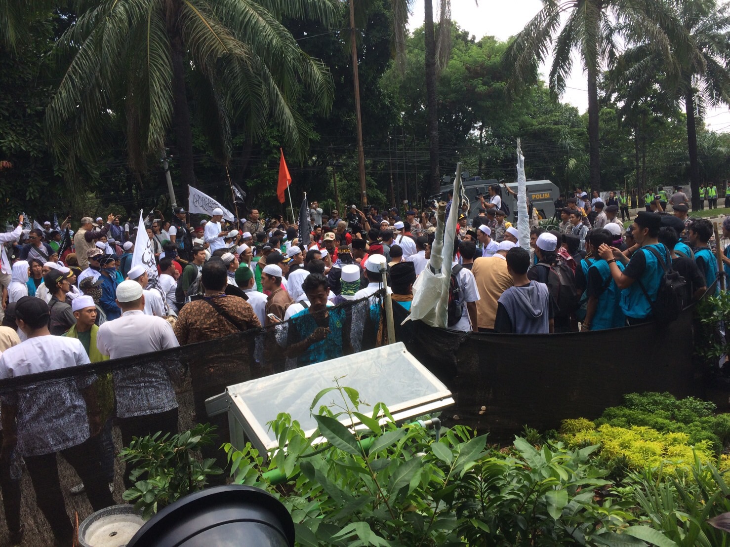 Massa pendukung dan penolak Ahok setia menanti sidang putusan 