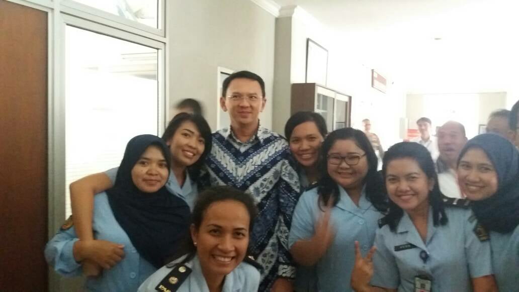 Ahok tiba di Rutan Cipinang langsung diajak wefie petugas rutan, wow!