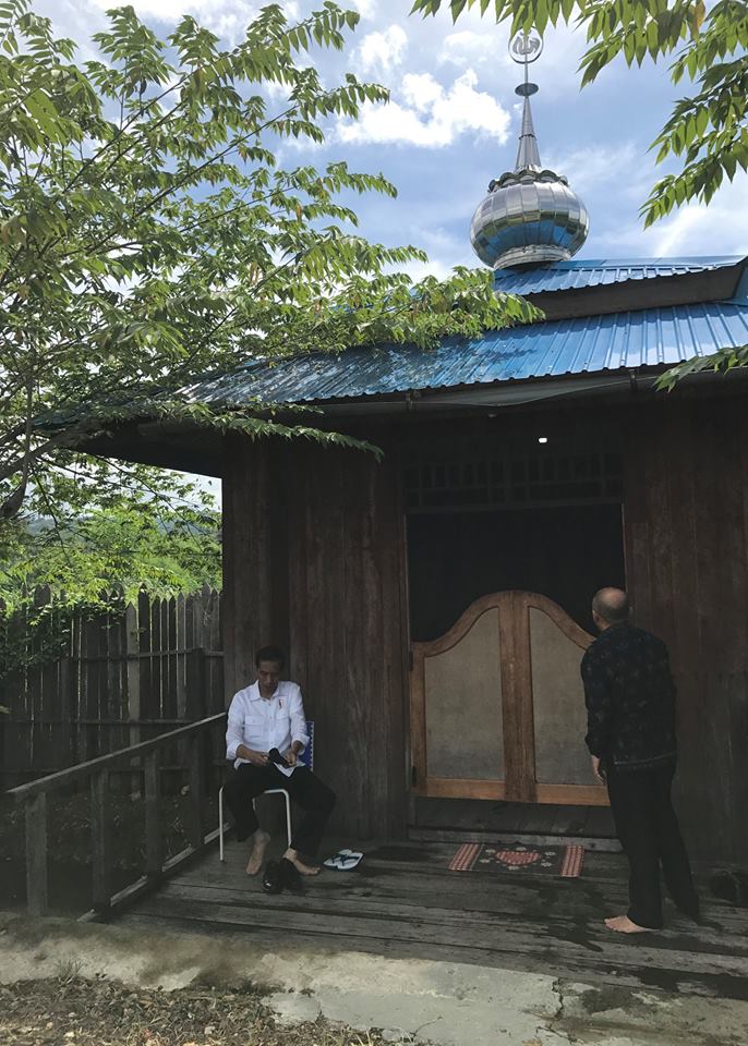 Jokowi lakukan salat di musala kecil, netizen malah curhat kasus Ahok
