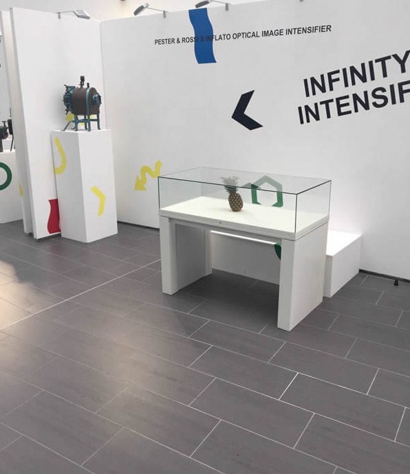 Pria ini letakkan nanas di pameran seni, respons orang bikin ketawa