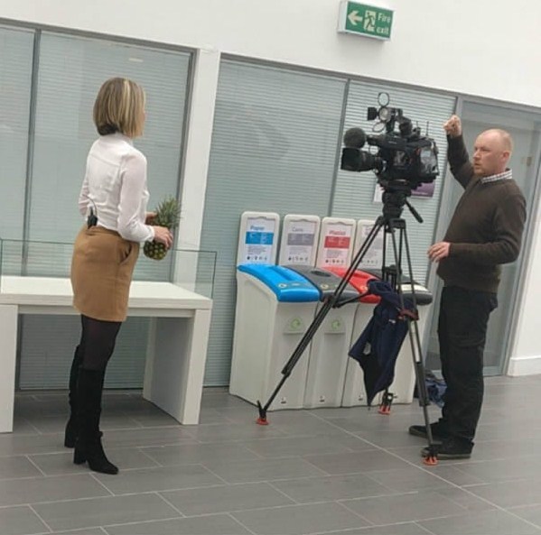 Pria ini letakkan nanas di pameran seni, respons orang bikin ketawa