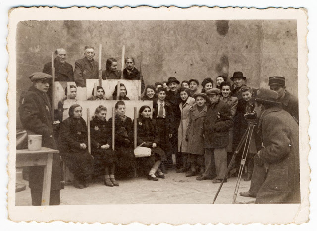 15 Foto lawas ini ungkap keseharian korban Holocaust di pengasingan