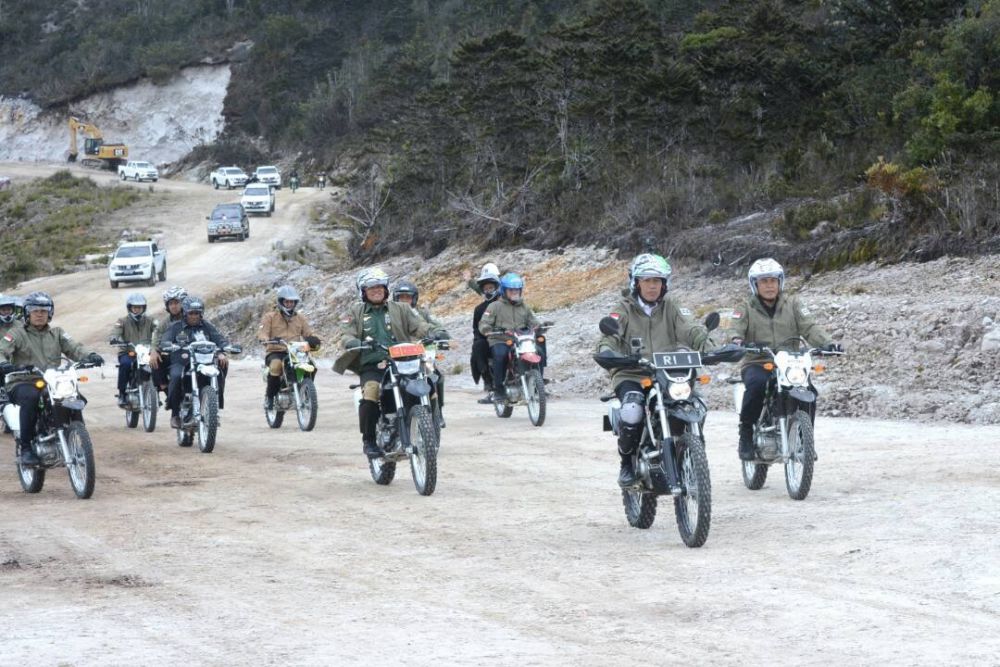 9 Gaya Presiden Jokowi naik motor trail di Wamena, kerennya tiada dua