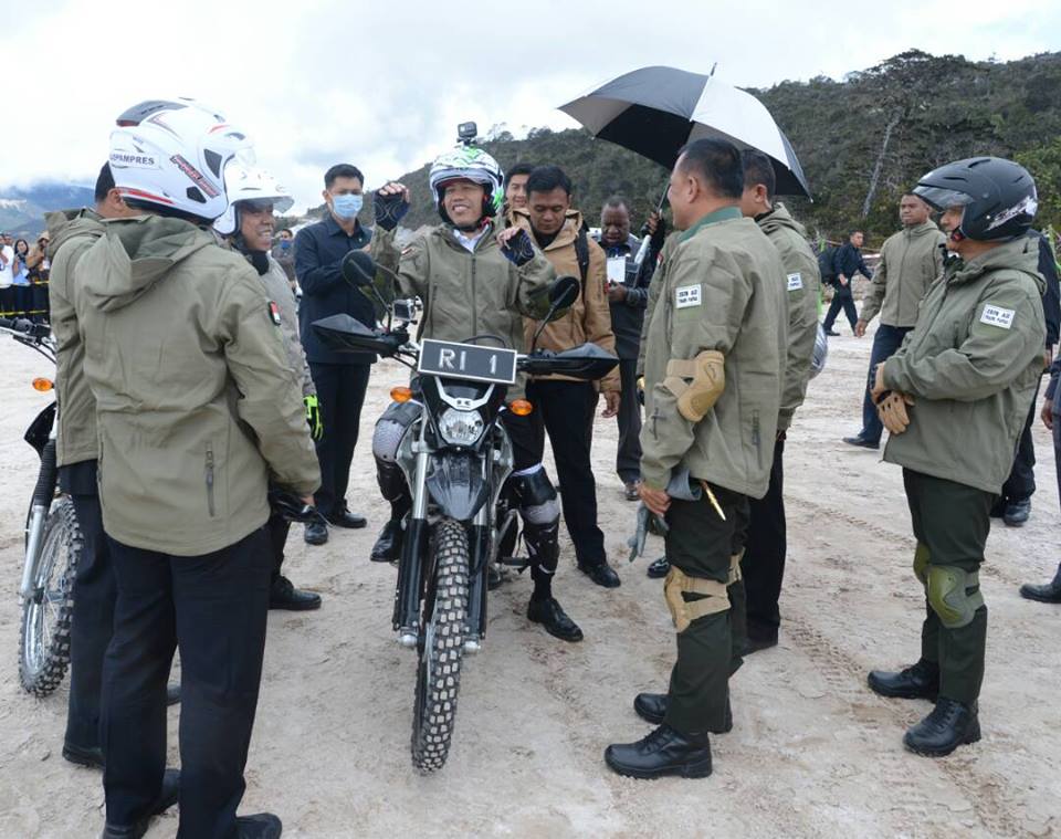 9 Gaya Presiden Jokowi naik motor trail di Wamena, kerennya tiada dua