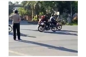 Alasan polisi di video ini hentikan lalu lintas nggak terduga banget