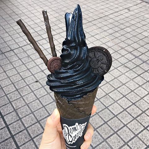 Es krim hitam pekat dari arang yang lagi hits, udah coba belum nih?