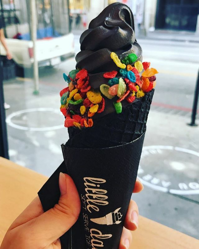 Es krim hitam pekat dari arang yang lagi hits, udah coba belum nih?