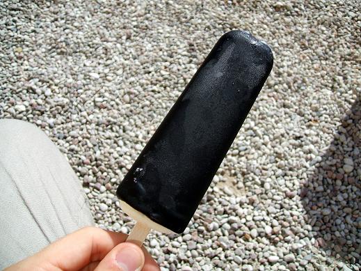 Es krim hitam pekat dari arang yang lagi hits, udah coba belum nih?