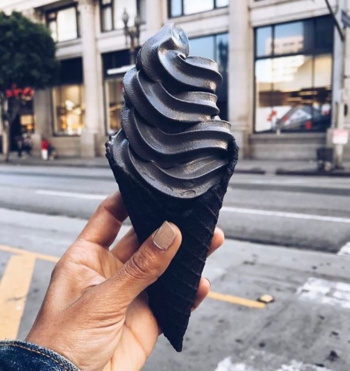 Es krim hitam pekat dari arang yang lagi hits, udah coba belum nih?