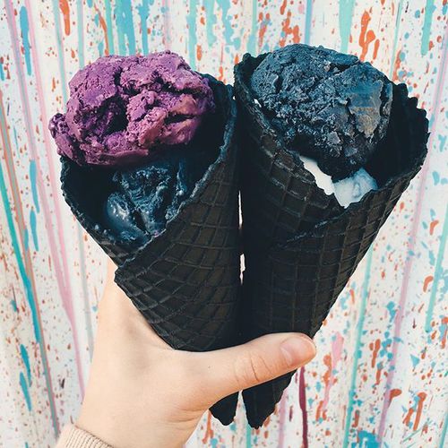 Es krim hitam pekat dari arang yang lagi hits, udah coba belum nih?