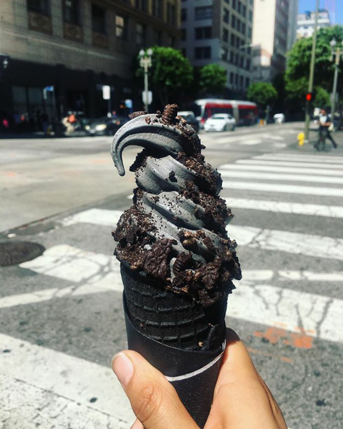 Es krim hitam pekat dari arang yang lagi hits, udah coba belum nih?