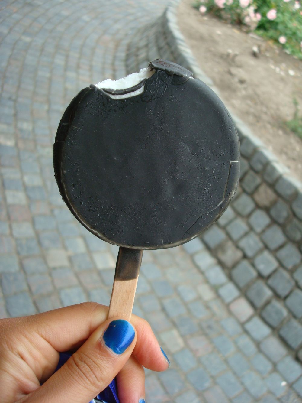 Es krim hitam pekat dari arang yang lagi hits, udah coba belum nih?