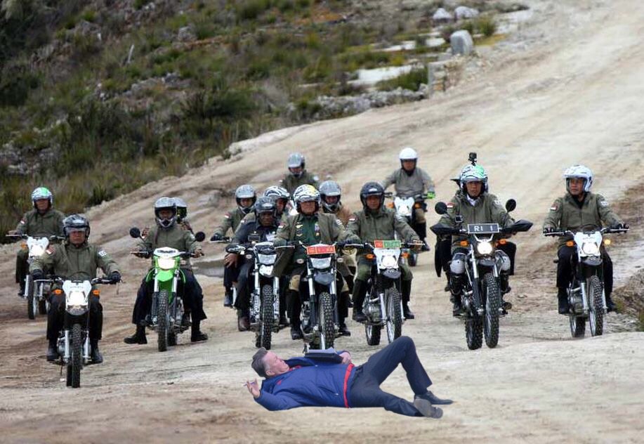 10 Editan foto Jokowi saat naik motor trail ini kocak abis