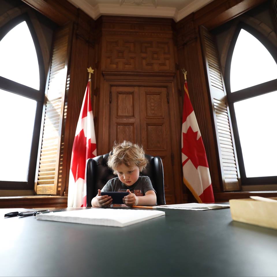 5 Foto Justin Trudeau kerja sambil asuh anak ini bikin cewek meleleh