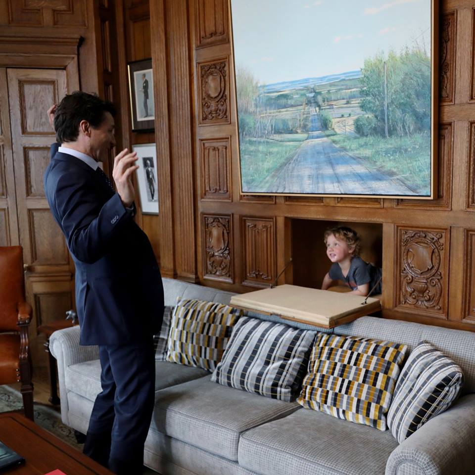 5 Foto Justin Trudeau kerja sambil asuh anak ini bikin cewek meleleh