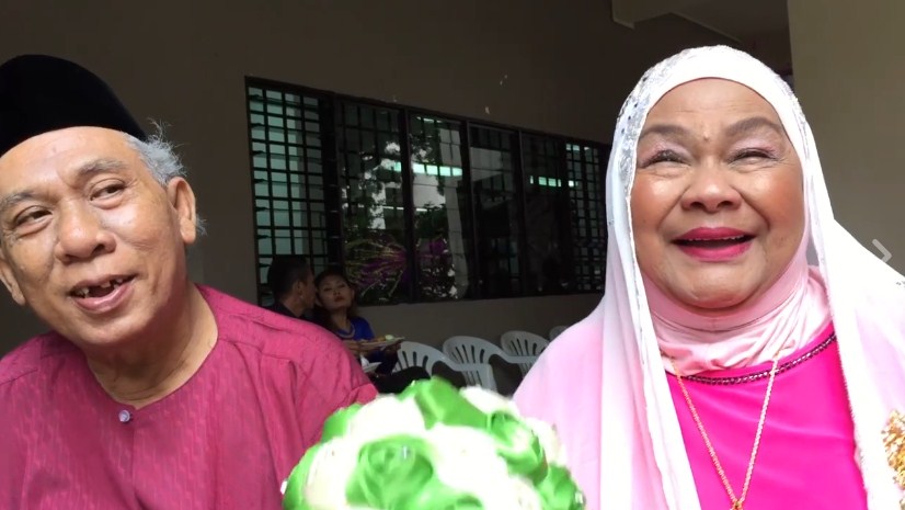 Pasangan lanjut usia ini bukti tiada kata terlambat untuk jatuh cinta