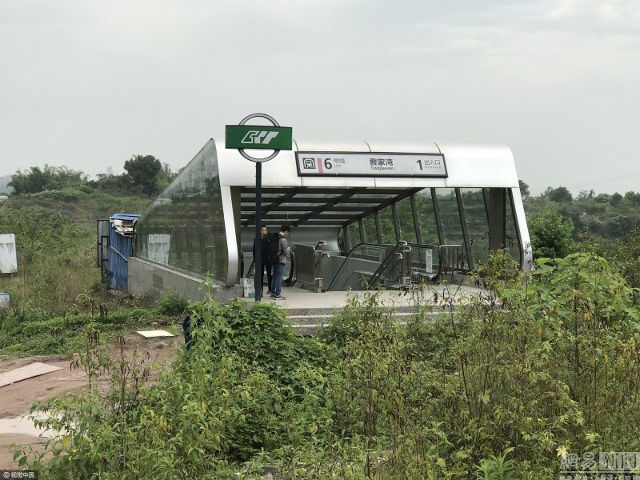 Subway ini aneh banget, dalamnya bagus tapi dibangun di antah berantah