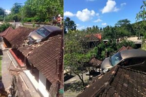 Warga Ubud dihebohkan dengan mobil 'terbang' yang nyangkut di atap