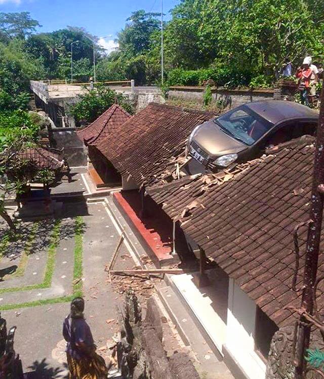 Warga Ubud dihebohkan dengan mobil 'terbang' yang nyangkut di atap