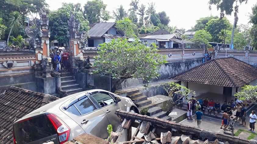Warga Ubud dihebohkan dengan mobil 'terbang' yang nyangkut di atap