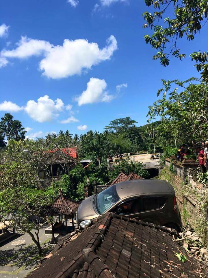 Warga Ubud dihebohkan dengan mobil 'terbang' yang nyangkut di atap
