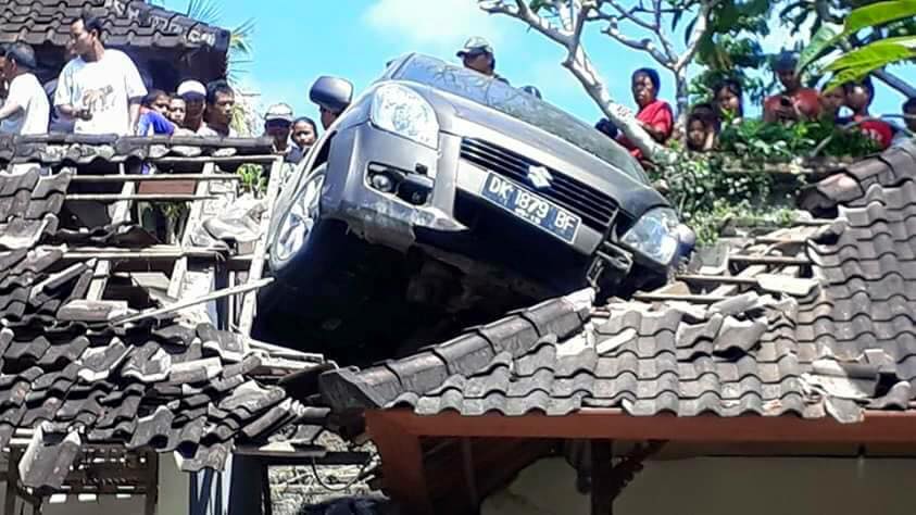 Warga Ubud dihebohkan dengan mobil 'terbang' yang nyangkut di atap