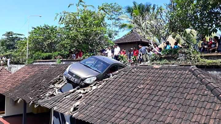 Warga Ubud dihebohkan dengan mobil 'terbang' yang nyangkut di atap