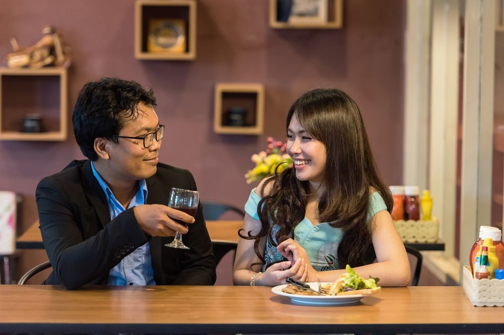 10 Alasan pasangan yang suka makan bareng bakal langgeng, cieee