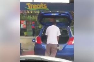 Aksi pria goyang mobil saat isi BBM biar penuh ini bikin tepuk jidat