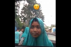 Nggak sadar ada orang di dalam, gadis ini mematut diri dengan PD-nya