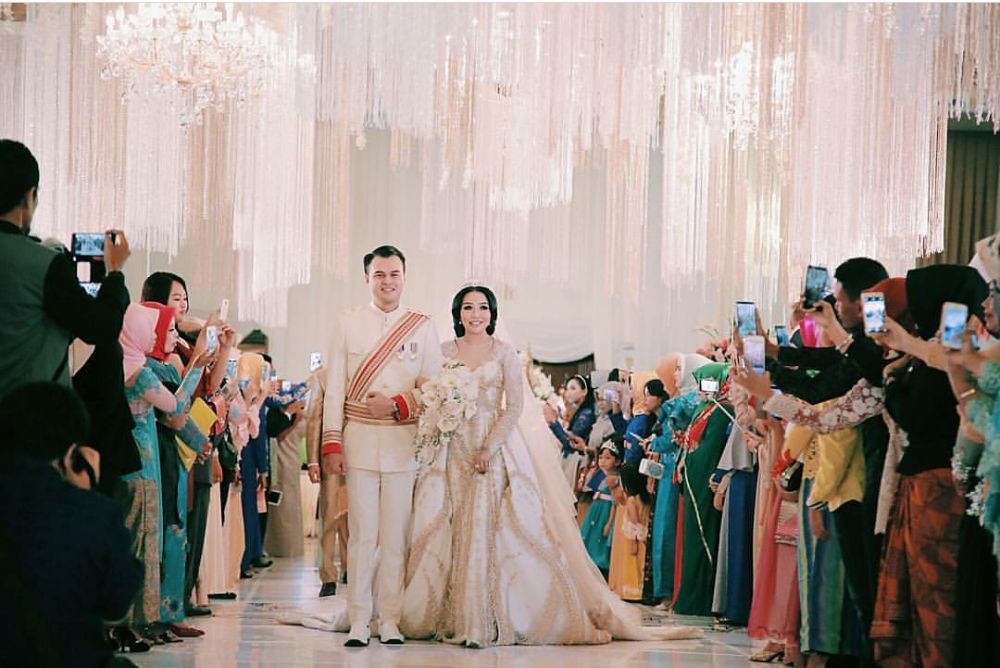 13 Foto pernikahan Ditmar Hadi dengan anak pengusaha, mewah dan meriah