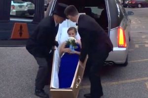 Ingin tampil beda, gadis ini malah ikut pesta prom dengan peti mati